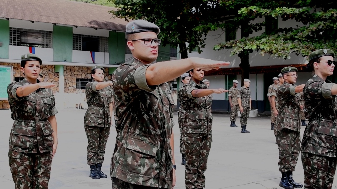 Exército Brasileiro - O 1º Grupo de Artilharia Antiaérea - Rio de  Janeiro/RJ - realiza formatura de conclusão do Estágio Básico de Sargentos  Temporários EBST 2013.