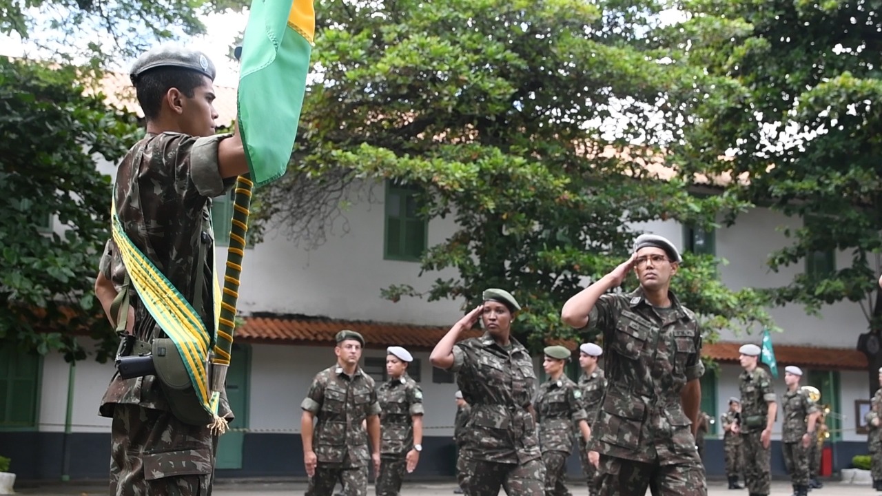 Exército Brasileiro - O 1º Grupo de Artilharia Antiaérea - Rio de  Janeiro/RJ - realiza formatura de conclusão do Estágio Básico de Sargentos  Temporários EBST 2013.