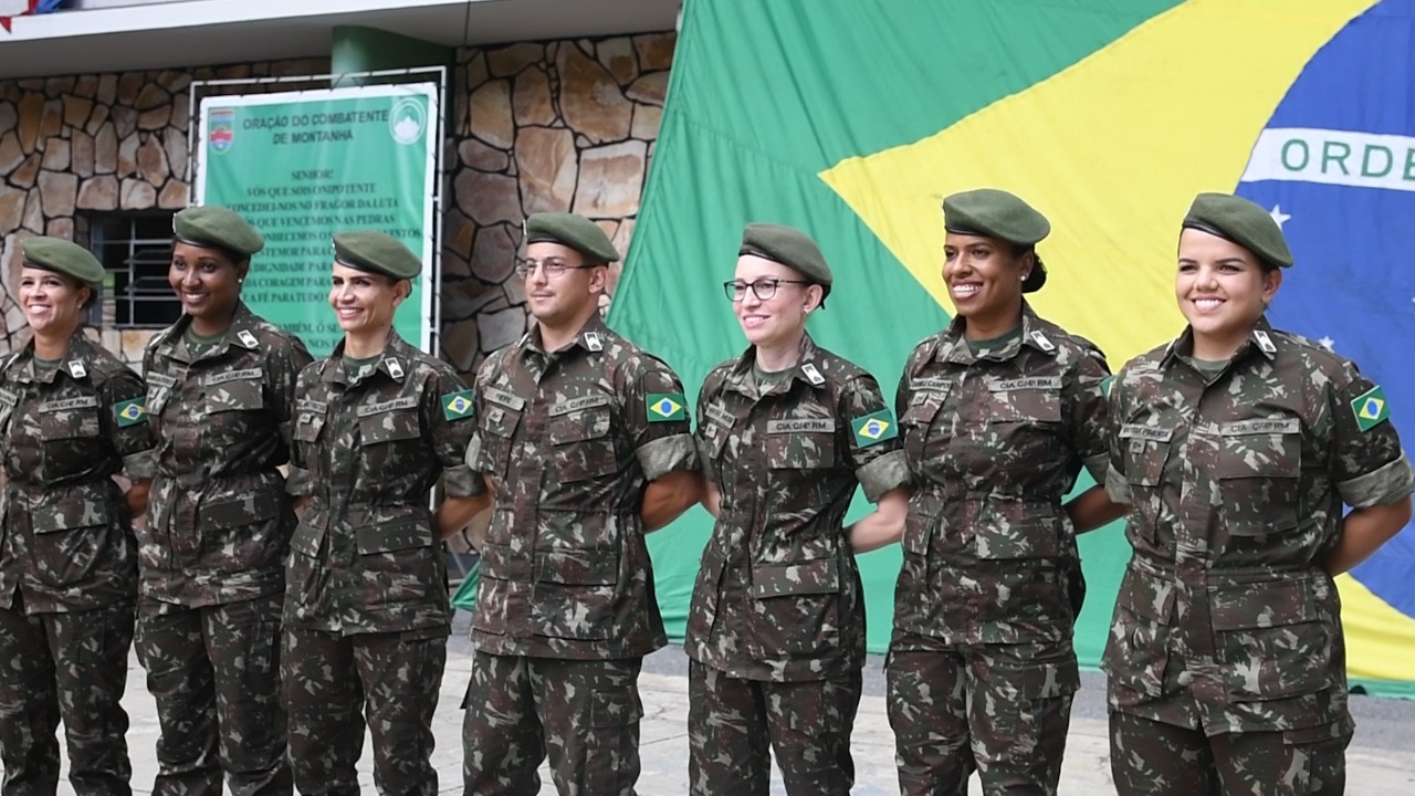 Exército Brasileiro - O 1º Grupo de Artilharia Antiaérea - Rio de  Janeiro/RJ - realiza formatura de conclusão do Estágio Básico de Sargentos  Temporários EBST 2013.